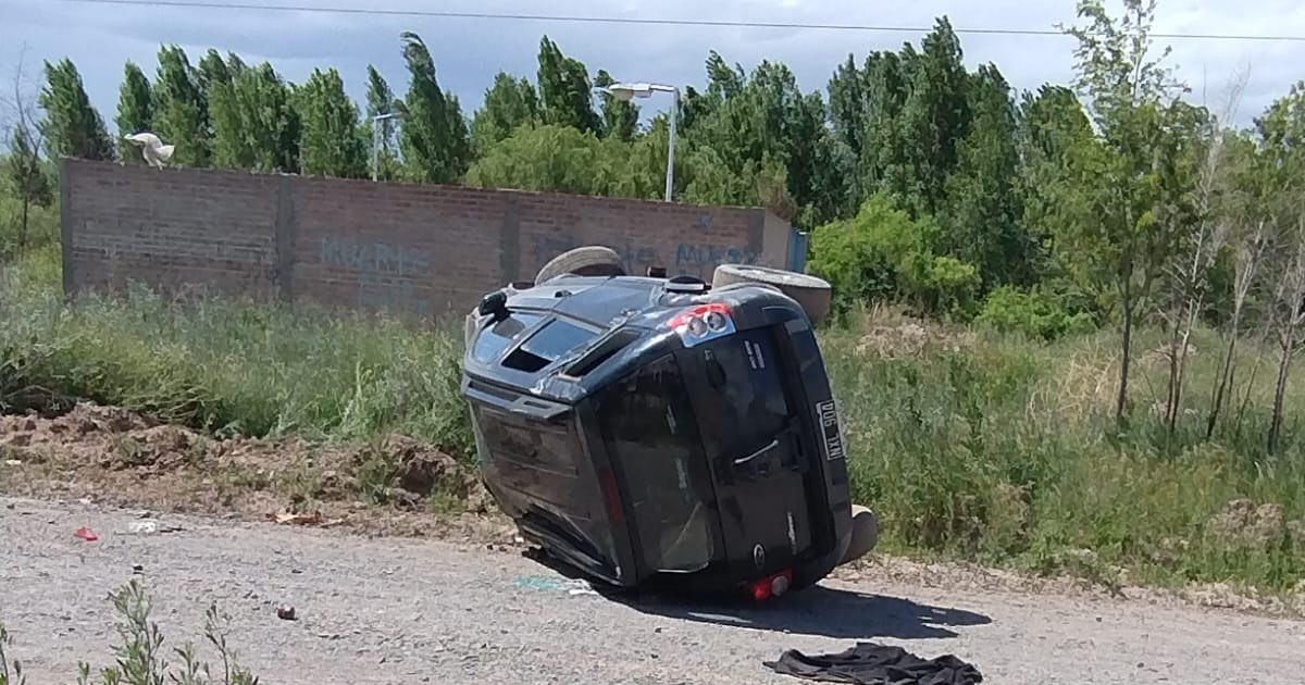 Recorrieron los barrios de Neuquén con una camioneta robada que luego volcaron thumbnail