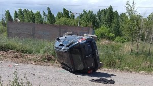 Recorrieron los barrios de Neuquén con una camioneta robada que luego volcaron