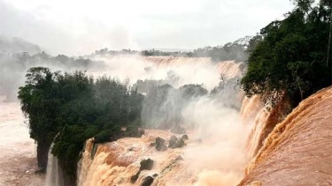 Cataratas: con impresionantes paisajes por la crecida.
