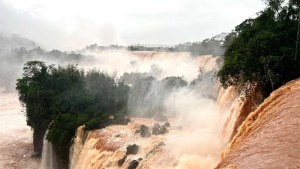 Cataratas del Iguazú: hoy reabren los circuitos en medio de la histórica crecida