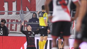 Huracán sorprendió a River, le ganó por 2-1 y le sacó el invicto en el Monumental