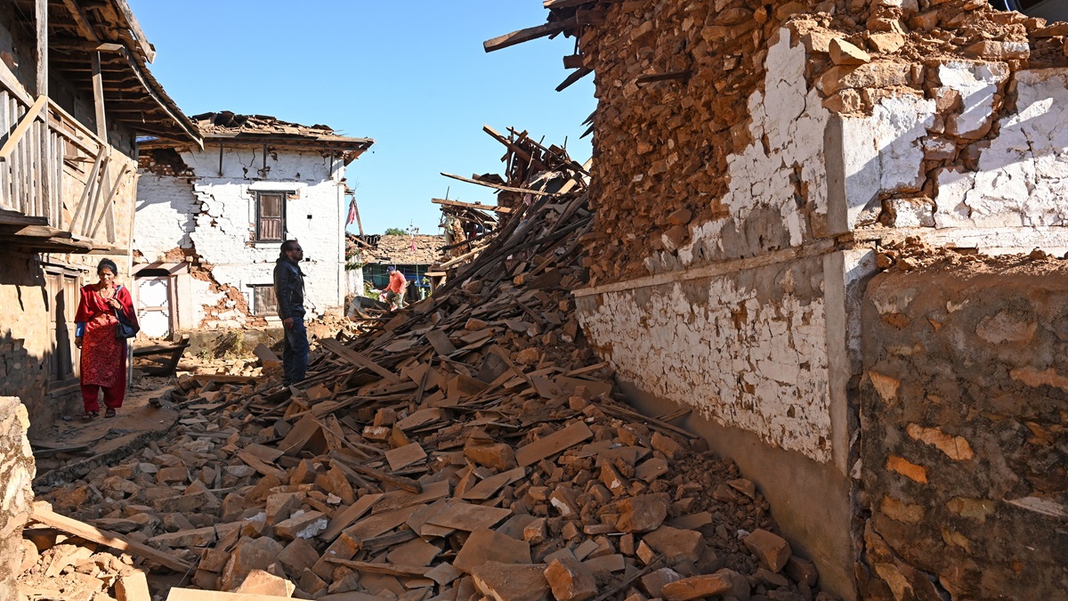 Pobladores de Nepal buscan sobrevivientes entre los escombros después del sismo de magnitud 5,6. Foto Télam.