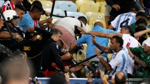 Se demoró el partido de Argentina y Brasil por graves incidentes y represión en las tribunas