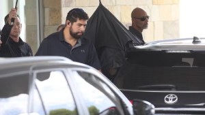 VIDEO | Taylor Swift ya está en Argentina: así bajó del avión, cubierta por un paraguas