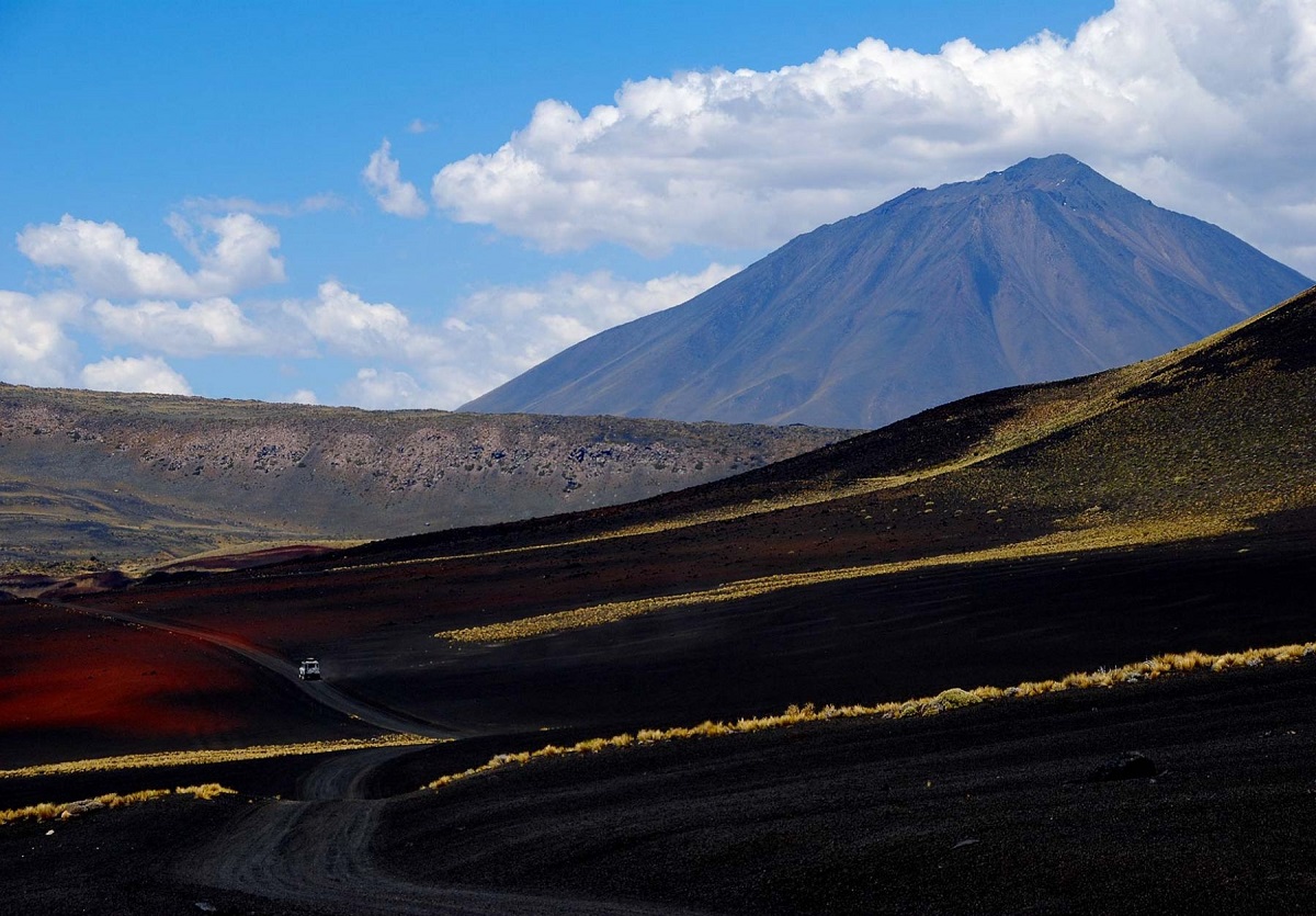 En una excursión que dura todo un día se recorren los caminos internos de la reserva con diferentes paradas como Pampa Negra, una gran llanura de color negro producto de erupciones volcánicas. Fotos: La Ruta Natural.