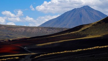 En una excursión que dura todo un día se recorren los caminos internos de la reserva con diferentes paradas como Pampa Negra, una gran llanura de color negro producto de erupciones volcánicas. Fotos: La Ruta Natural.