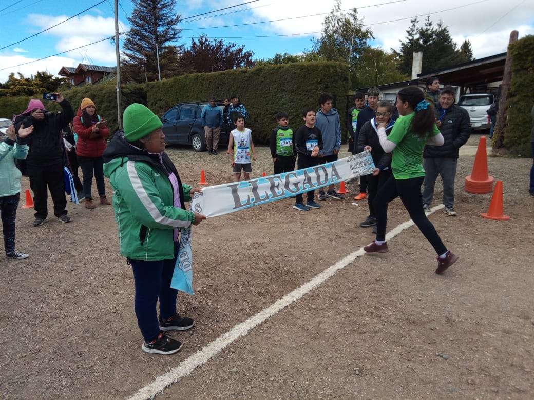 Aurelia Huala (a la izquierda) colaboró este sábado con la organización de la fecha del calendario de carreras de calle que se disputó en Dina Huapi. (gentileza) 