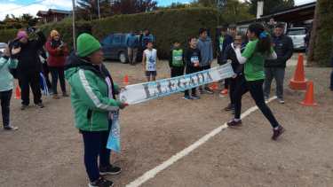 Aurelia Huala (a la izquierda) colaboró este sábado con la organización de la fecha del calendario de carreras de calle que se disputó en Dina Huapi. (gentileza) 