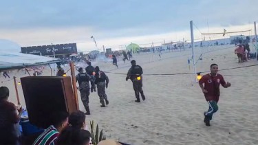 La policía de Brasil lanzó gases lacrimógenos para detener la emboscada.
