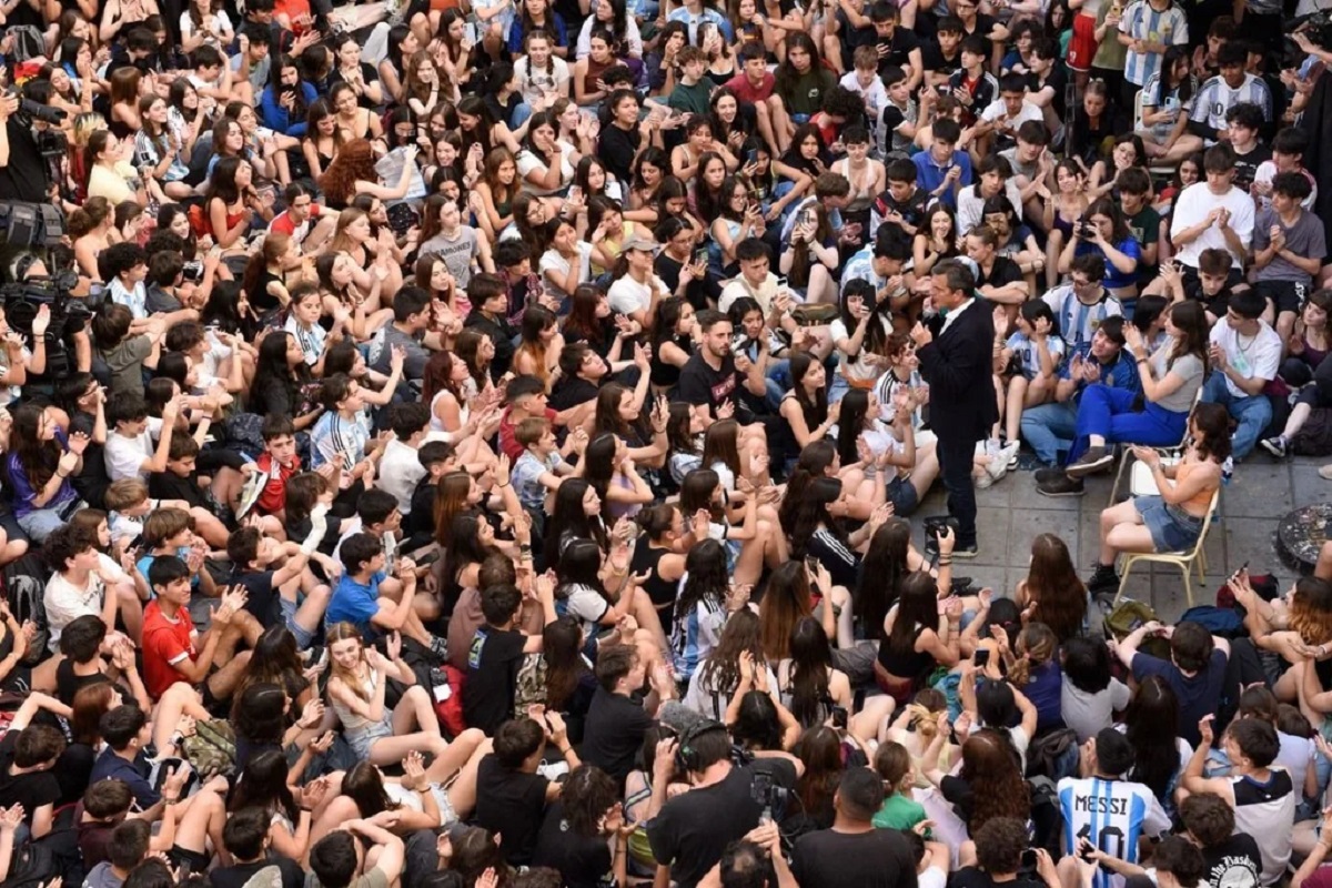 Massa cerró su campaña con la juventud, sin políticos ni prensa.