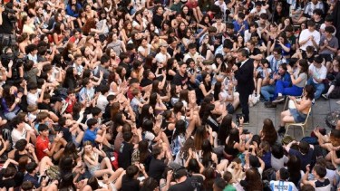 Massa cerró su campaña con la juventud, sin políticos ni prensa.