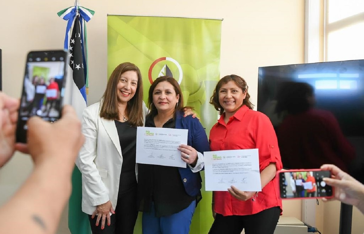 La gobernadora Carreras estuvo presente en la entrega de los 66 certificados en la provincia.