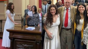Diputada de Salta asumió su banca provincial vestida de novia: «Hoy me caso con la gente»