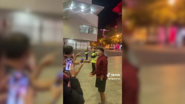 Acuña tuvo un encontronazo con un hincha en Sevilla.