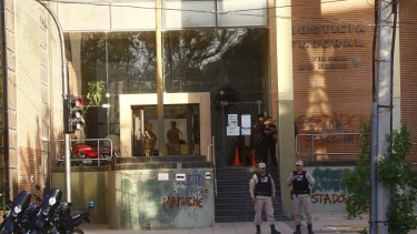 Seguridad reforzada en el Juzgado Federal de Viedma. Foto: Pablo Leguizamon.