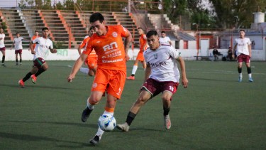Círculo Italiano se impuso en los penales 5-4 ante Deportivo Roca y se clasificó a la final de la Liga Deportiva Confluencia. (Foto: Gentileza)