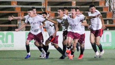 Liga Confluencia: Círculo Italiano venció a Deportivo Roca en los penales y es el primer finalista