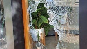 Otro robo a un comercio en el centro de Cipolletti: destrozaron la puerta y se llevaron dinero
