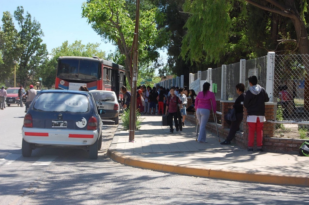 El hecho surgió a partir de la denuncia pública realizada por familiares de la escuela 102 de Fernández Oro. Foto: Gentileza.