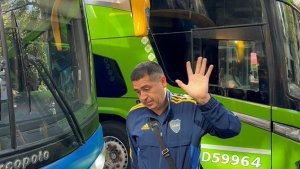 Con Riquelme al frente, Boca llegó a Mendoza con un gran recibimiento de los hinchas