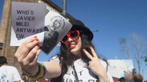 Video | Contra Milei, las swifties se manifiestan sobre el balotaje antes de ver a Taylor Swift