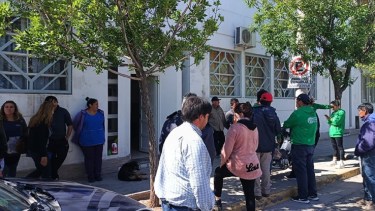 UPCN, Soyem y ATE reclaman ante el municipio de Cinco Saltos. Foto: gentileza