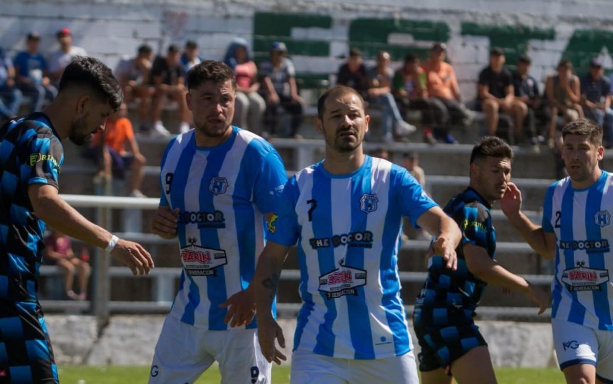 Rodrigo Mora no pudo convertir y Alas Argentinas perdió 3 a 0 con Deportivo Rincón en Bariloche. (Foto: Facebook Alas Argentinas)