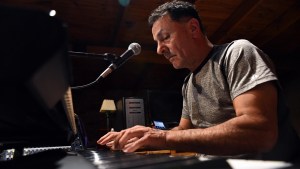 El músico Viedmense David Linares presentará un repertorio ecléctico en Patagones