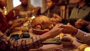Se celebra el Día de Acción de Gracias: Cuál es su origen y su tradicional oración para la cena
