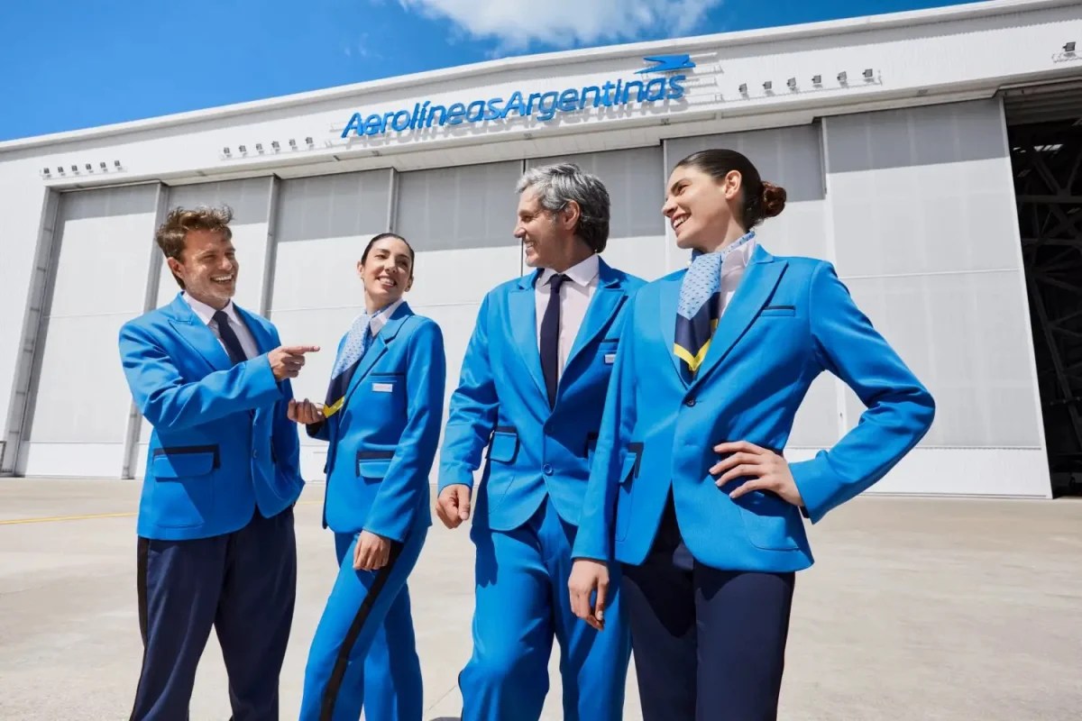 Así son los nuevos uniformes de Aerolíneas, en colaboración con Benito Fernández y Sarkany.