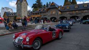 Los autos clásicos de las 1.000 Millas se lucieron en el Centro Cívico de Bariloche