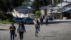 El peregrinaje de las personas afectadas por el paro de colectivos que sigue en Bariloche