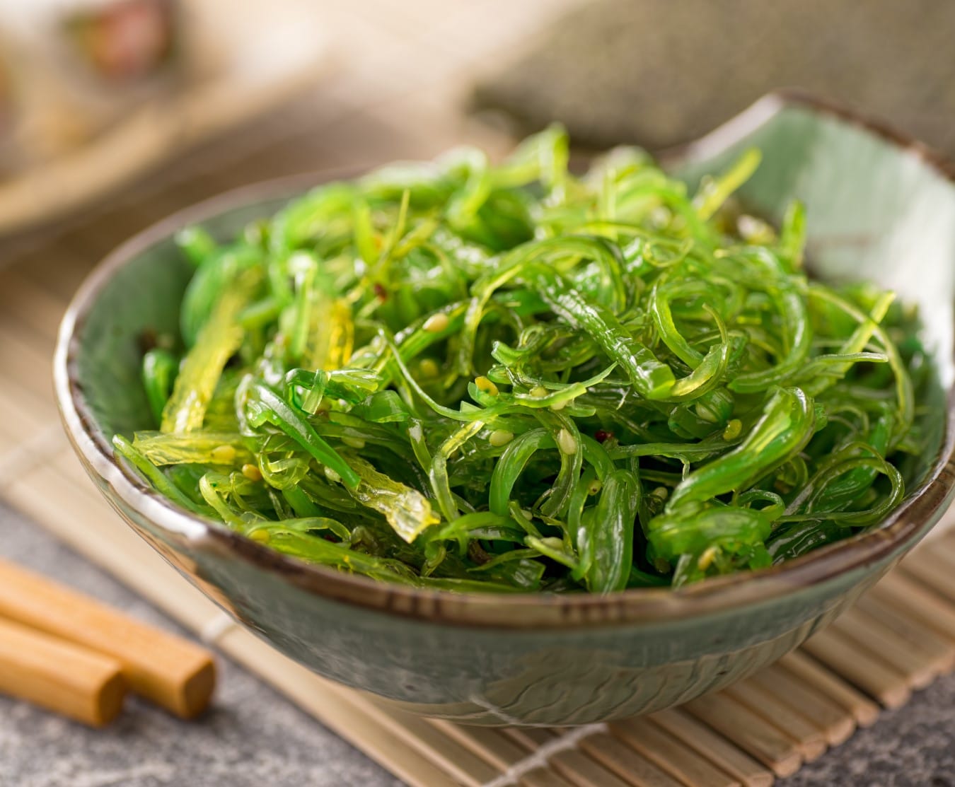 En otros países, como China, Corea del Sur, y Japón, se cultiva y comercializan comidas con el alga invasora
