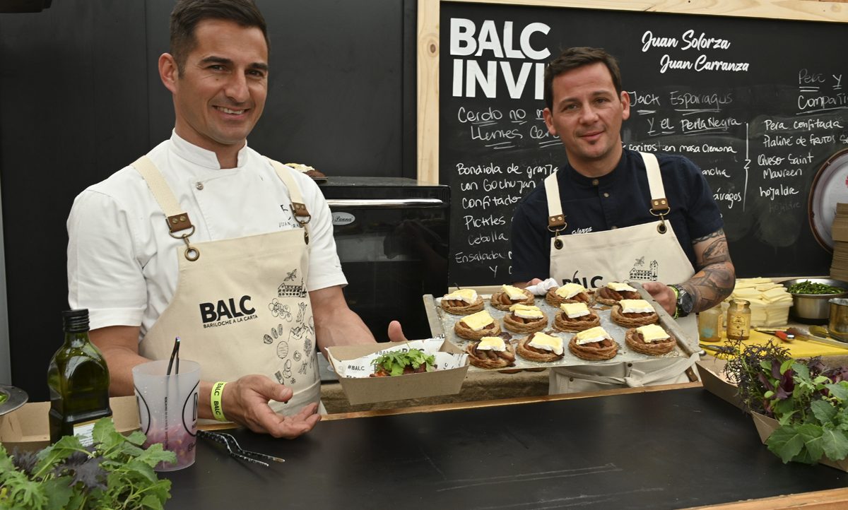 Juan Carranza y Juan Solorza, dos chef rionegrinos que dejan su impronta como invitados de las cocinas BALC, en Bariloche a la Carta 2023. Foto: Chino Leiva