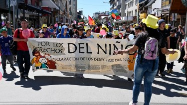 El Grupo Encuentro encabeza la Marcha por los Derechos de los Niños y Adolescentes. Foto: Chino leiva