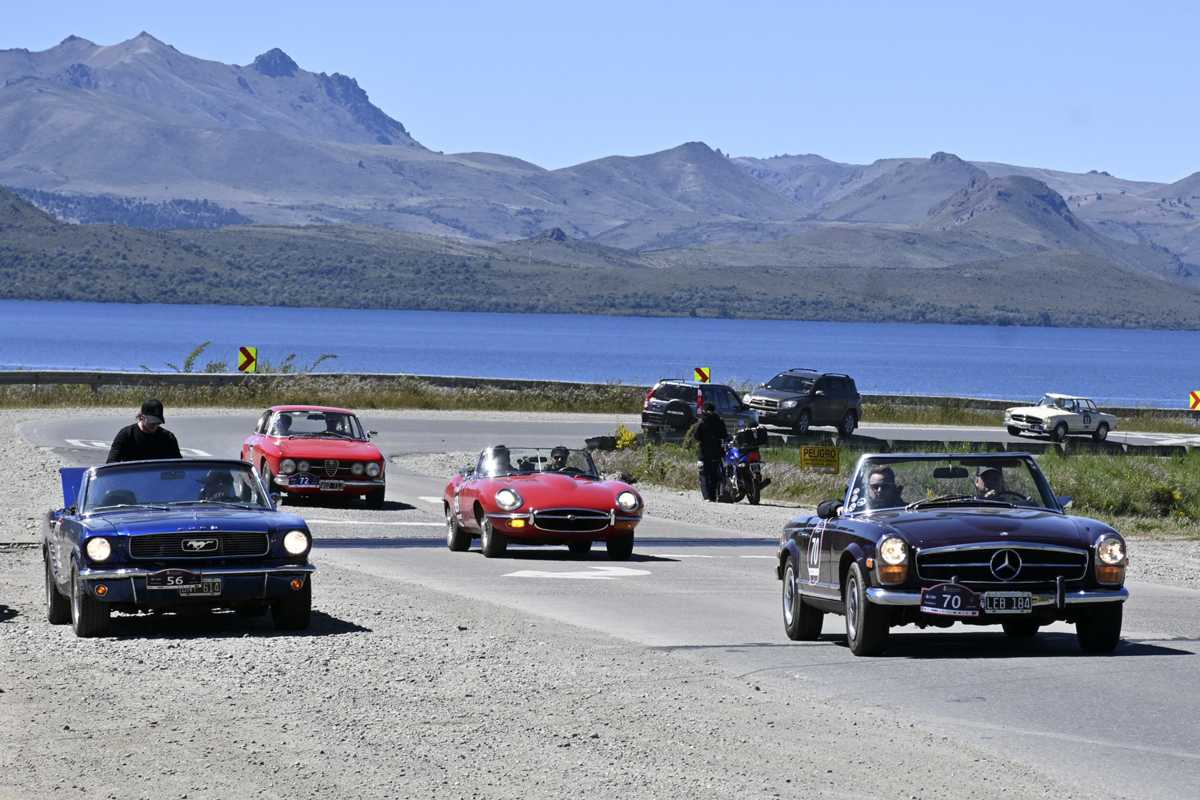 Los autos clásicos de las 1.000 Millas Sport circularon hoy por la Ruta 237, en la primera etapa. Foto: Chino Leiva