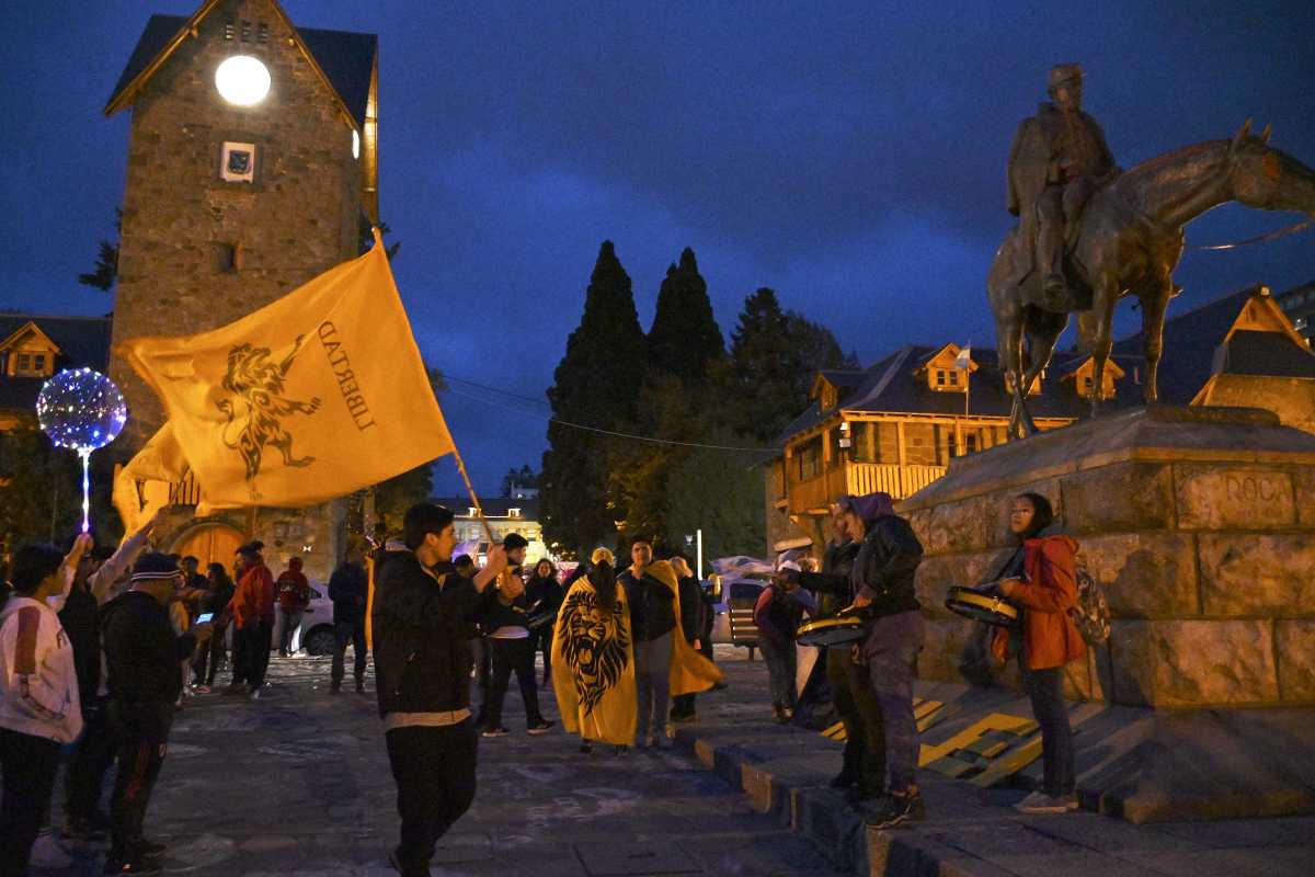 La Libertad Avanza festejó anoche el resultado nacional en el Centro Cívico de Bariloche. Foto: Chino Leiva