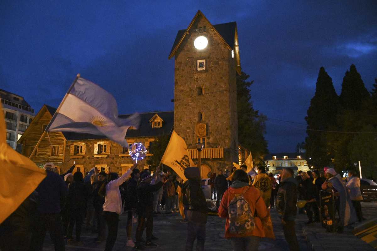 Festejos de seguidores de Milei en el Centro Cívico de Bariloche. Foto: Chino Leiva