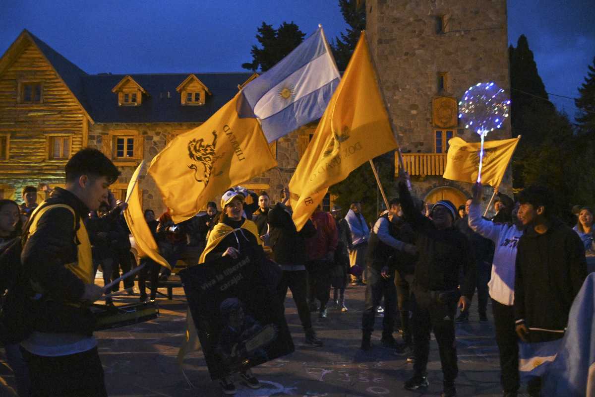 Los festejos se trasladaron al Centro Cívico de Bariloche pasadas las 21. Foto: Chino Leiva