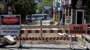 Las obras municipales en Bariloche tienen dos fuentes de financiamiento, la Ecosata, como la calle Juramento (foto) y recursos propios generales. Foto: Chino Leiva