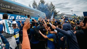 Locura por la Séptima: una caravana de hinchas de Boca partió en colectivo rumbo a Brasil