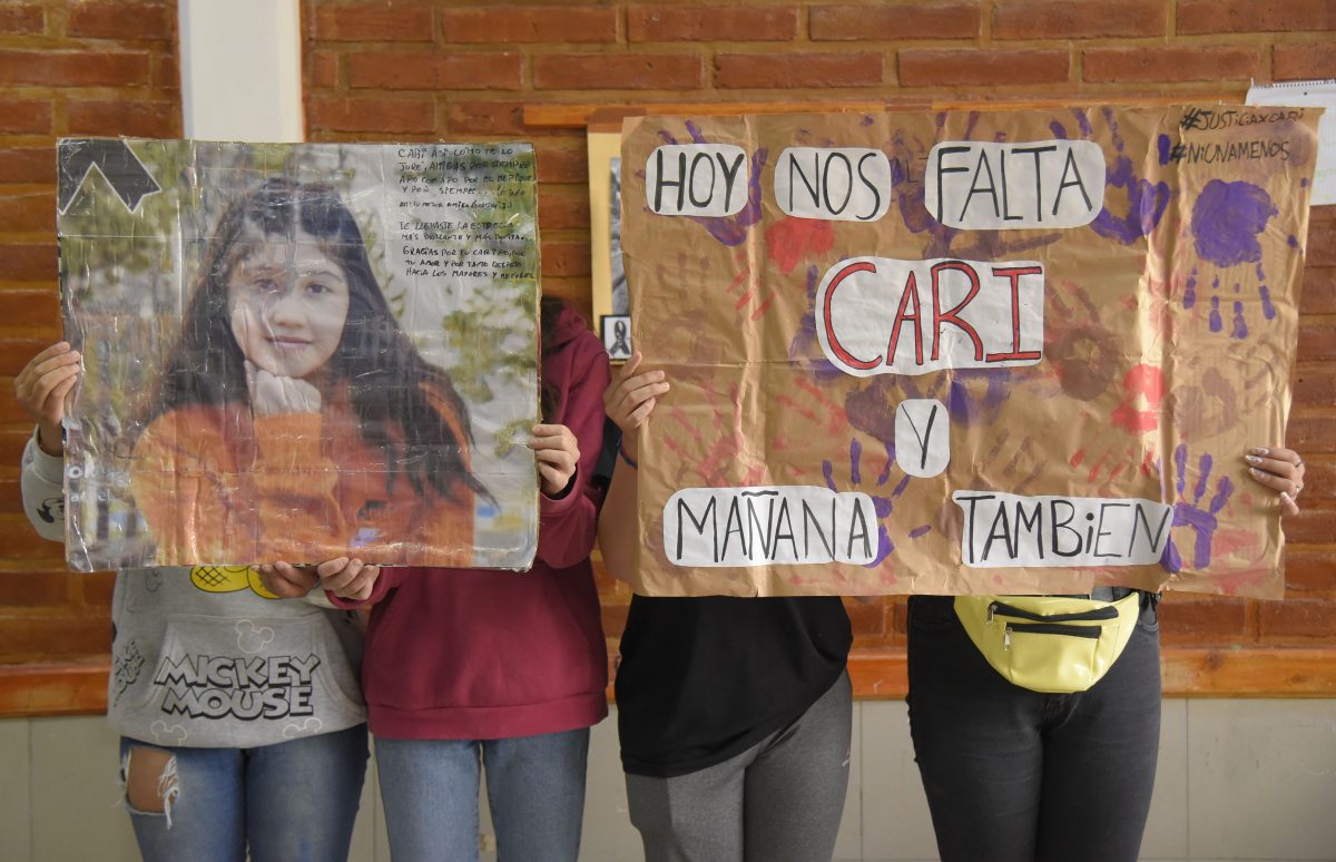 Algunos de los carteles que hicieron para la marcha. También escribieron cartas y canciones. Foto Florencia Salto.