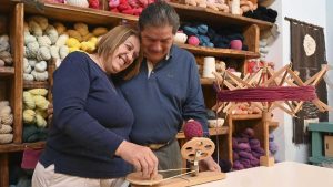 Con conciencia ambiental y valores, los textiles de esta pareja de Neuquén trascienden las fronteras