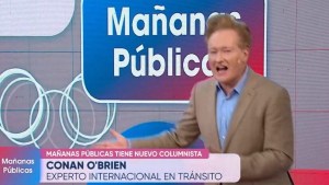 Conan O’Brien revolucionó la TV Pública: Presentó un informe de tránsito en Buenos Aires