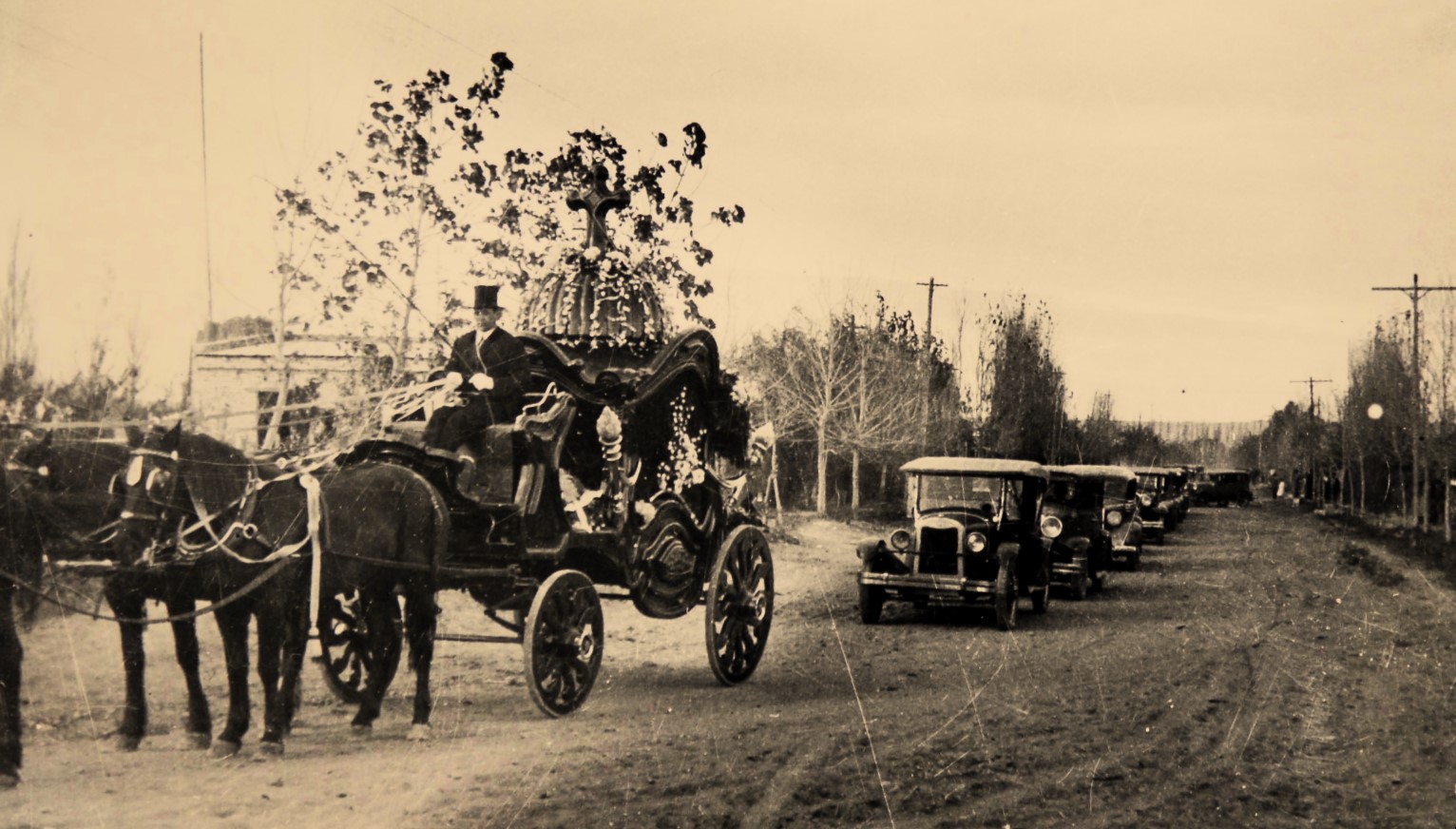 -  Ejemplo de un cortejo en la década del '30: la despedida a Julia G. de Accame, rumbo al cementerio de Roca. Foto: Archivo Diario Río Negro.
