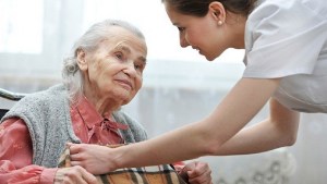 PAMI: Cuánto se cobra por cuidar a una persona mayor durante noviembre 2023