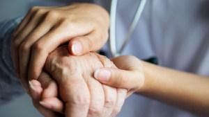 Cuánto se cobra por cuidar a una persona mayor durante diciembre 2023, con PAMI