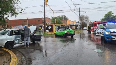 Trasladaron al hospital a ocupantes de un auto después de un choque en Cutral Co