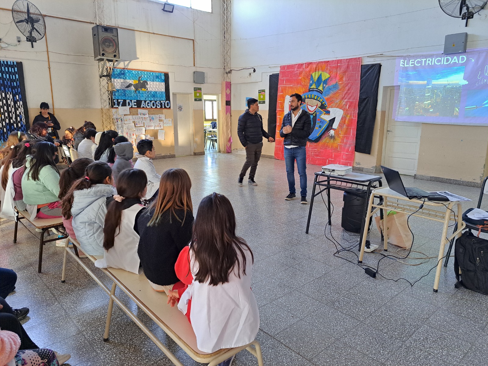 Técnicos de la distribuidora y un licenciado en Educación Física llevan adelante los talleres en las escuelas de Río Negro.