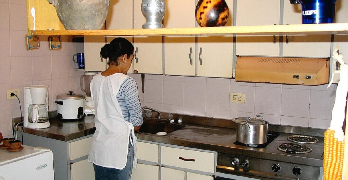 Las empleadas domésticas deben percibir un aumento durante diciembre.-